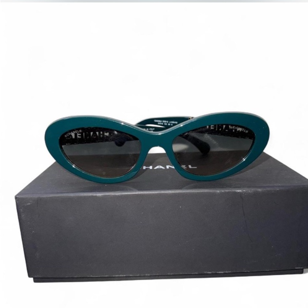 CHANEL Green Retro-Inspired Sunglasses